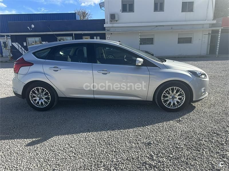 Usado Ford Focus Trend 115 CV (84 kW) 2011 Gris / plata Berlina