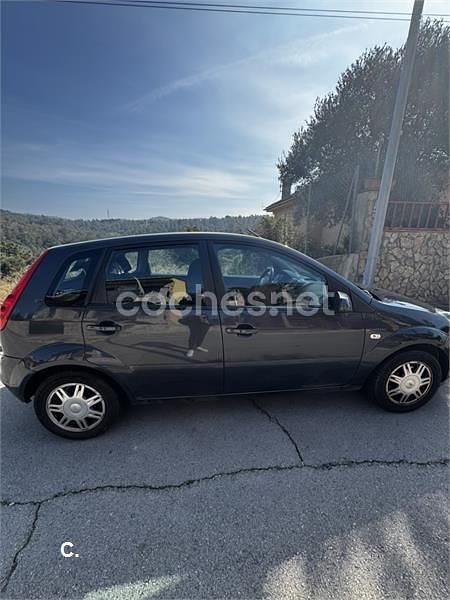 Usado Ford Fiesta Futura 80 CV (58 kW) 2007 Negro Utilitario