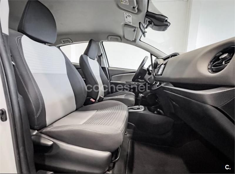 Usado Toyota Yaris Hybrid Active 100 CV (73 kW) 2018 Blanco Berlina