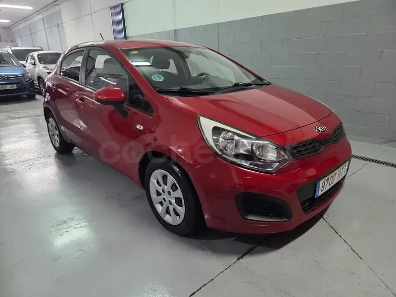 Usado Kia Rio 85 CV (62 kW) 2013 Rojo Berlina
