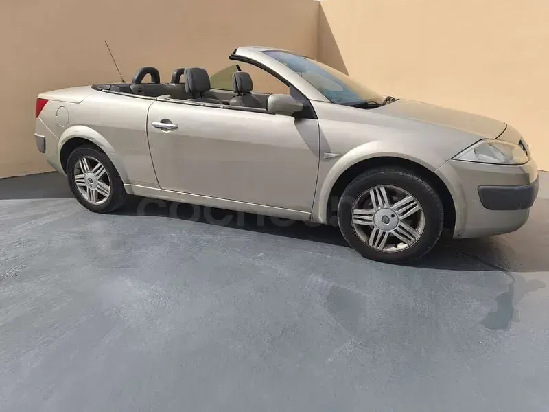Usado Renault Mégane Cabriolet Dynamique 135 CV (99 kW) 2005 Beige Descapotable