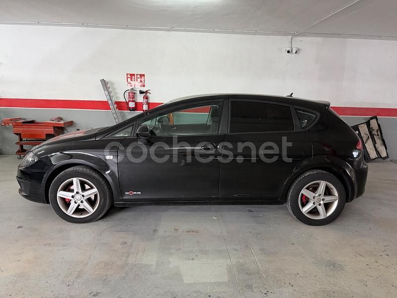 Usado Seat Leon Reference 105 CV (77 kW) 2011 Negro Berlina