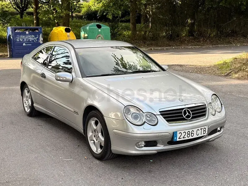 Usado Mercedes C220 143 CV (105 kW) 2003 Gris / plata Berlina
