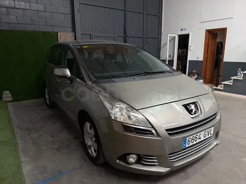 Usado Peugeot 5008 Premium 110 CV (80 kW) 2010 Beige Monovolumen