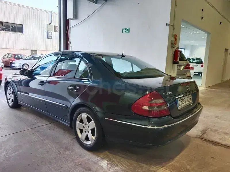 Usado Mercedes E270 Avantgarde 177 CV (130 kW) 2004 Azul Berlina