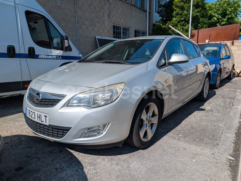 Gris / plata Usado 2012 Opel Astra Excellence Berlina | 6500 € (Un poco caro) - Imagen 1/4
