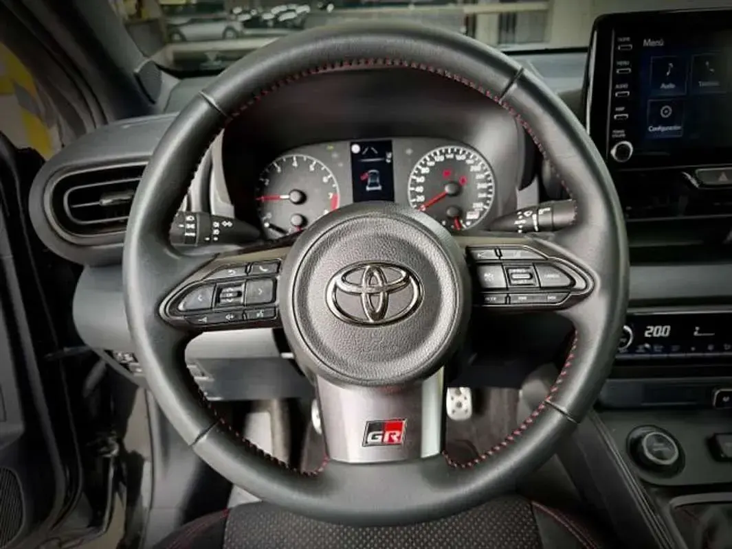 Usado Toyota Yaris 261 CV (191 kW) 2022 Negro Utilitario