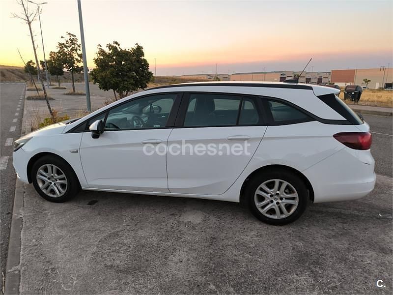 Usado Opel Astra Dynamic 110 CV (80 kW) 2017 Blanco Familiar