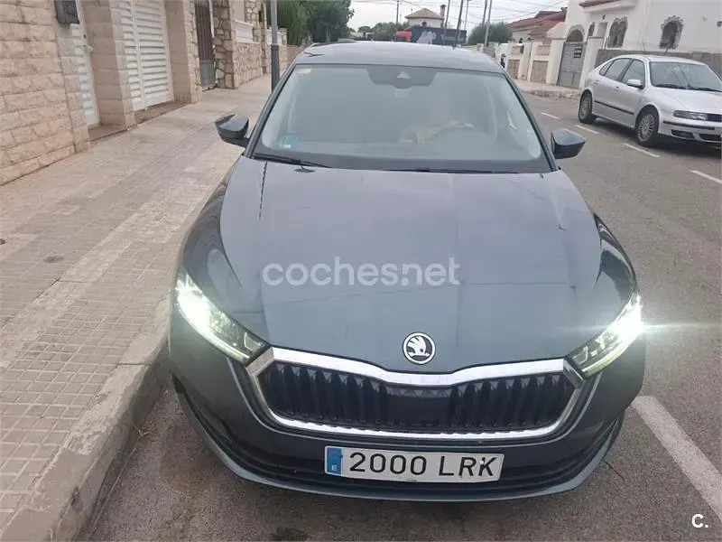 Usado Skoda Octavia Ambition 150 CV (110 kW) 2021 Gris / plata Berlina