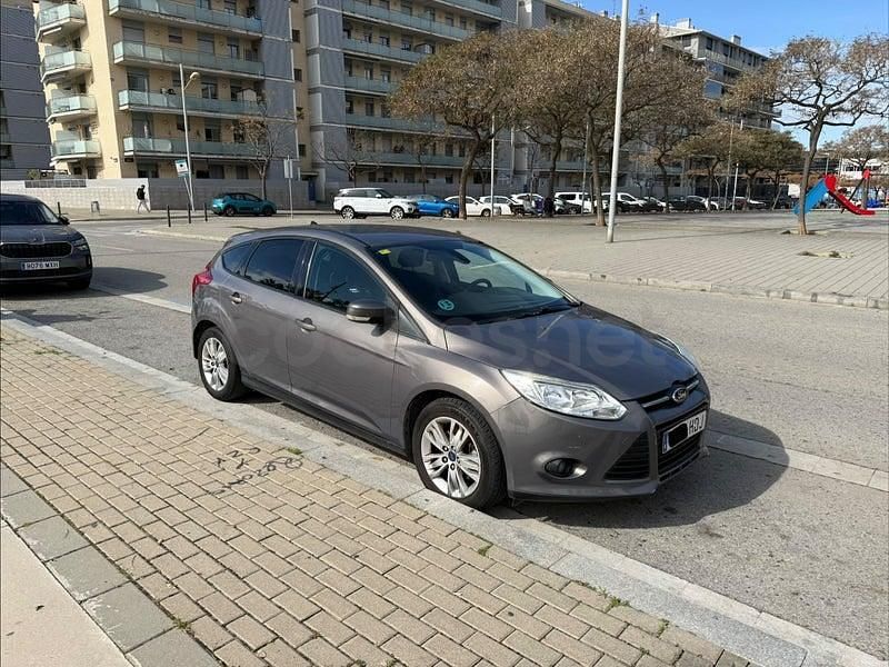 Usado Ford Focus Trend 105 CV (77 kW) 2011 Gris / plata Berlina