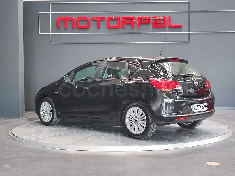 Usado Opel Astra Selective 110 CV (80 kW) 2013 Granate Berlina
