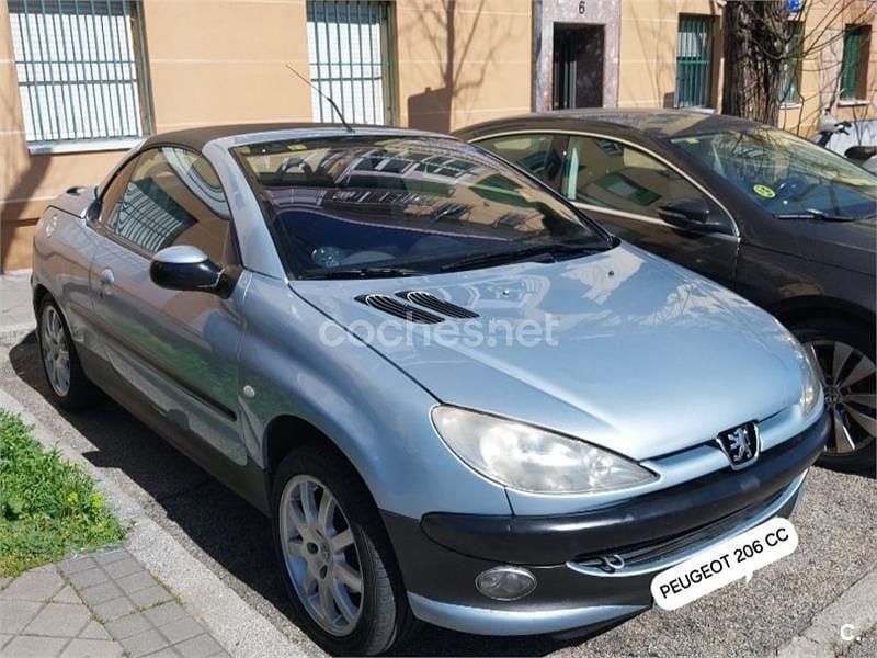 Usado Peugeot 206 110 CV (80 kW) 2001 Gris / plata Descapotable