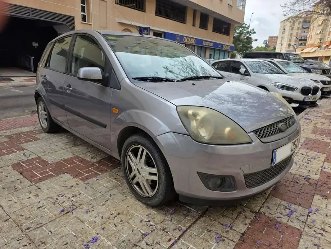 Usado Ford Fiesta Ghia 90 CV (66 kW) 2005 Azul Utilitario