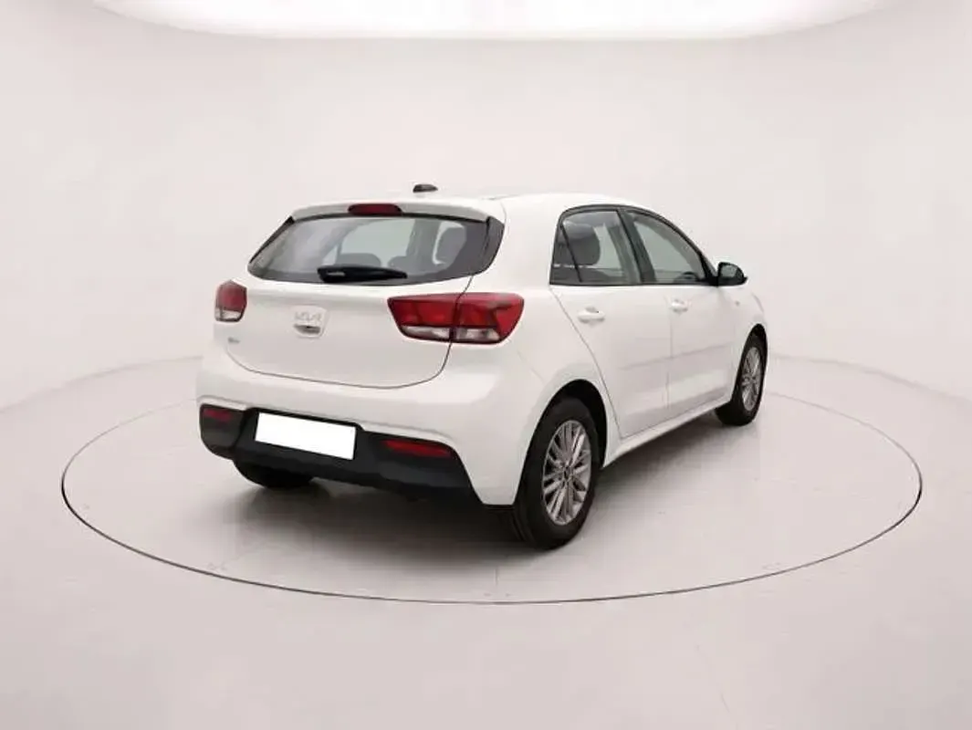Usado Kia Rio 101 CV (74 kW) 2022 Blanco Berlina