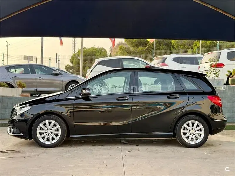 Usado Mercedes B180 109 CV (80 kW) 2012 Negro Utilitario