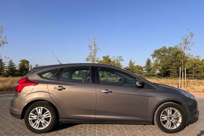 Usado Ford Focus 115 CV (84 kW) 2012 Gris Berlina