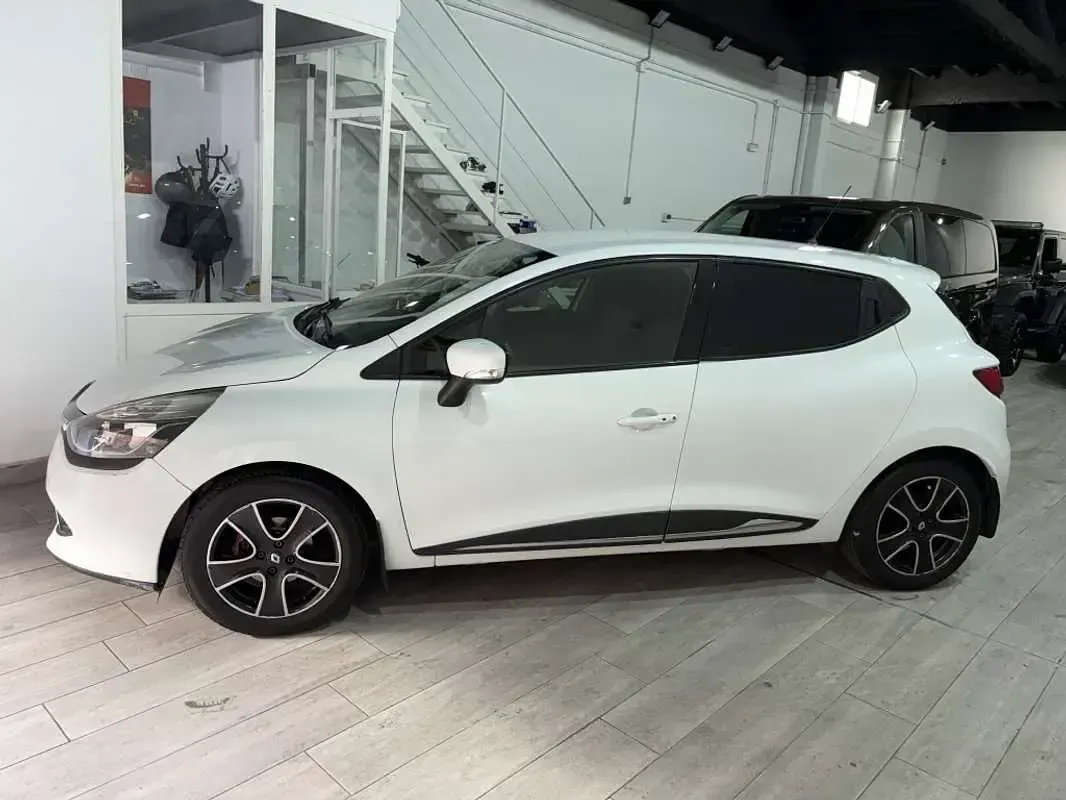 Usado Renault Clio IV 90 CV (66 kW) 2014 Blanco Utilitario