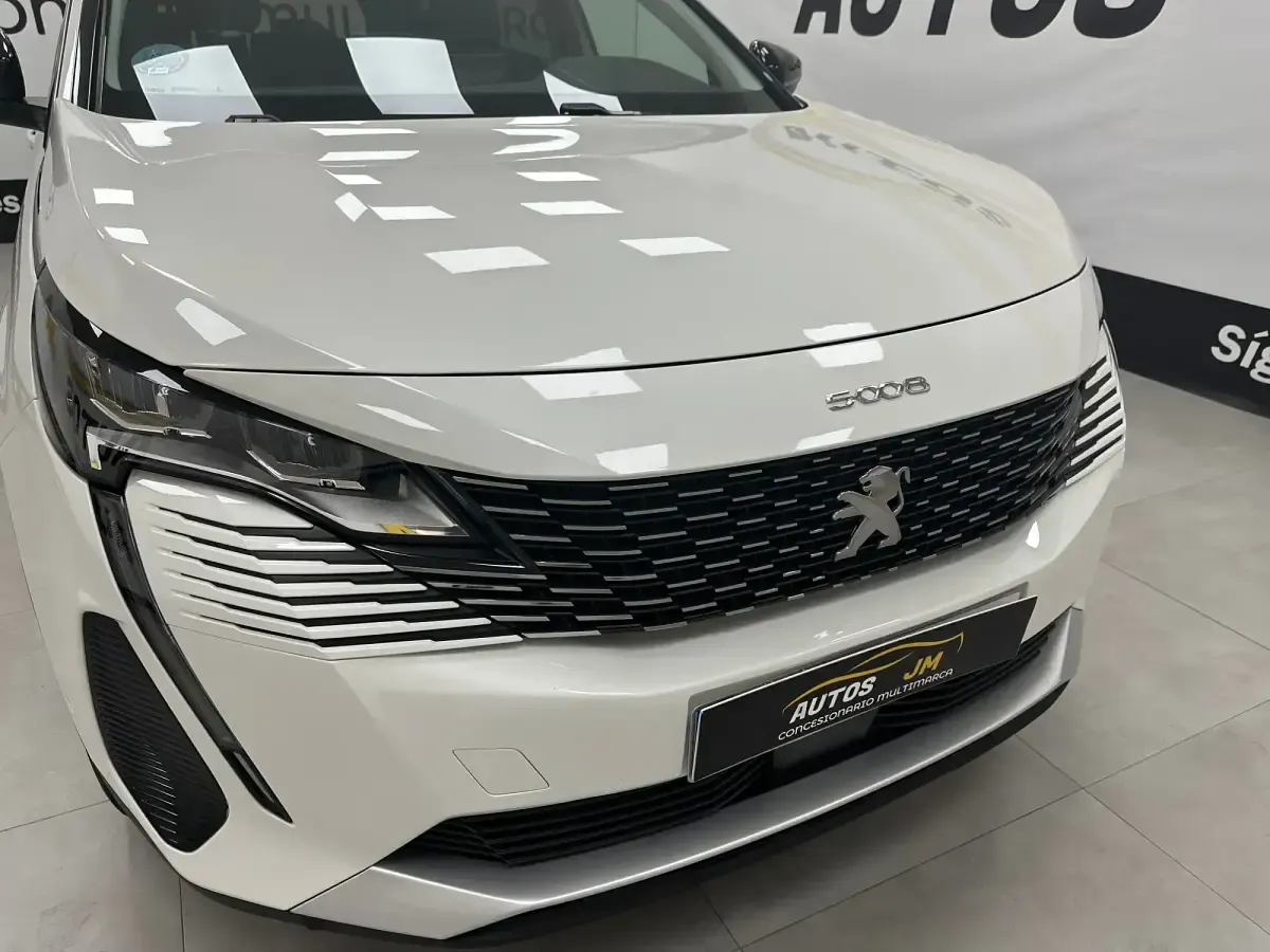 Usado Peugeot 5008 Allure 130 CV (95 kW) 2022 Blanco SUV
