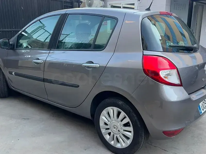 Usado Renault Clio II 75 CV (55 kW) 2011 Gris / plata Berlina