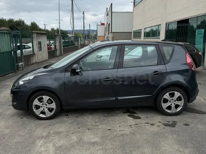 Usado Renault Scénic Dynamique 110 CV (80 kW) 2011 Gris / plata Monovolumen