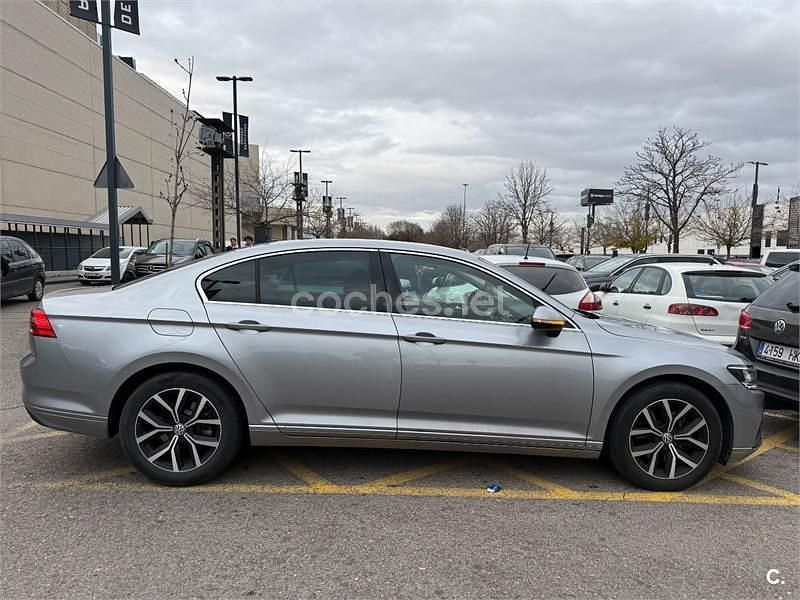 Usado VW Passat Executive 120 CV (88 kW) 2020 Gris / plata Berlina