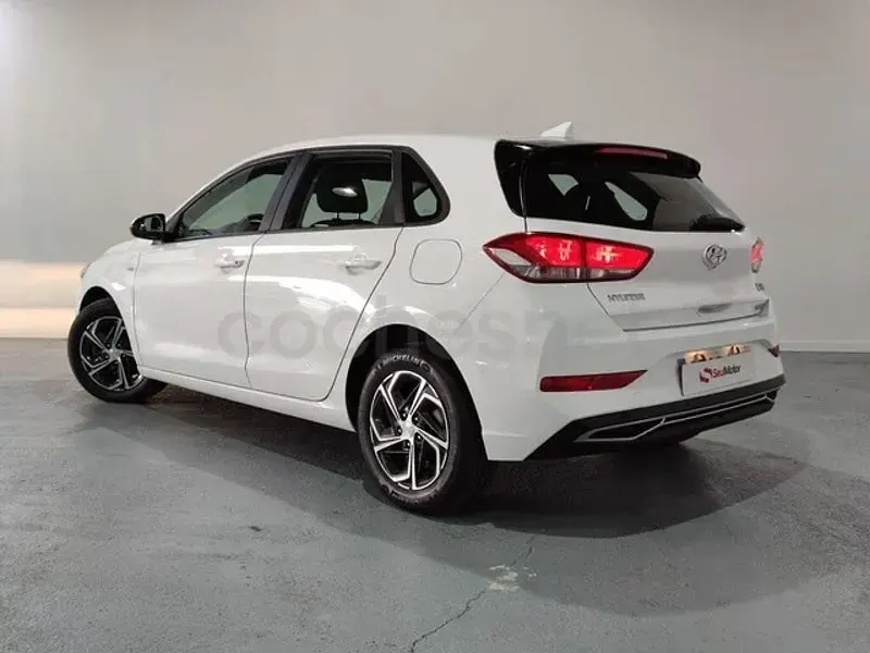 Usado Hyundai i30 120 CV (88 kW) 2022 Blanco Berlina