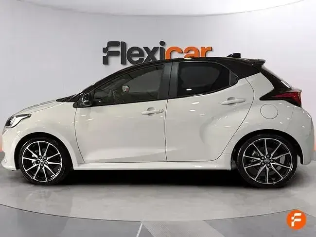 Usado Toyota Yaris Hybrid Plus 116 CV (85 kW) 2022 Blanco