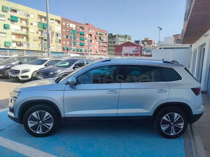 Usado Skoda Karoq Ambition 115 CV (84 kW) 2022 Gris / plata SUV