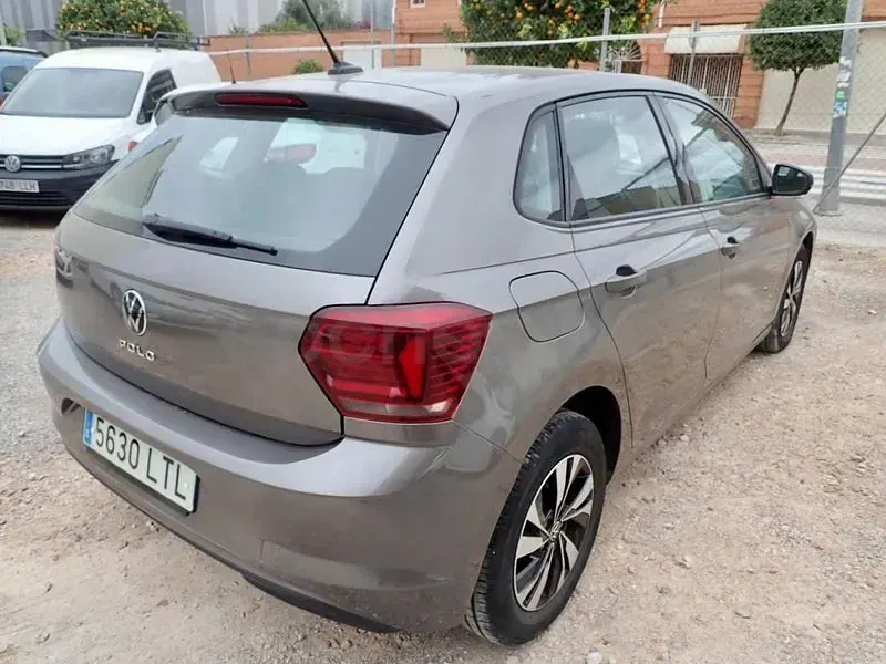 Usado VW Polo 95 CV (69 kW) 2022 Gris / plata Utilitario