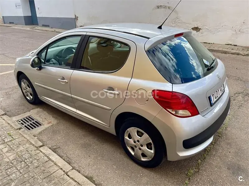 Usado Peugeot 207 Active 75 CV (55 kW) 2011 Gris / plata Berlina