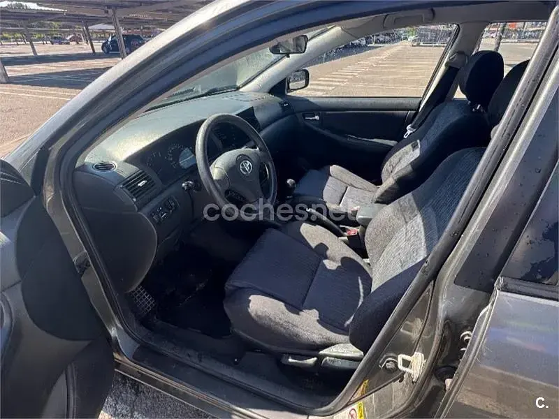 Usado Toyota Corolla Terra 90 CV (66 kW) 2003 Gris / plata Berlina