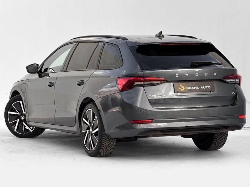 Usado Skoda Octavia Sport 204 CV (150 kW) 2021 Gris / plata Familiar