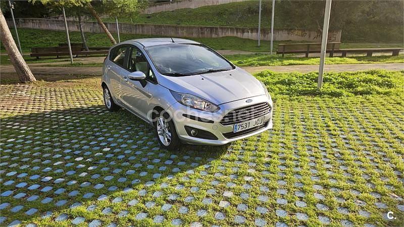 Usado Ford Fiesta Trend 75 CV (55 kW) 2015 Gris / plata Berlina
