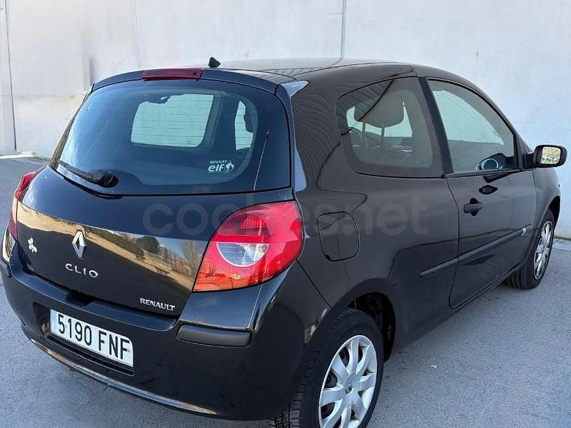Usado Renault Clio II Authentique 85 CV (62 kW) 2007 Negro Berlina
