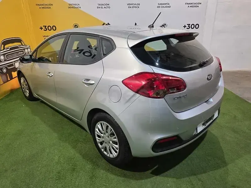 Usado Kia Ceed GT 90 CV (66 kW) 2014 Gris / plata Berlina