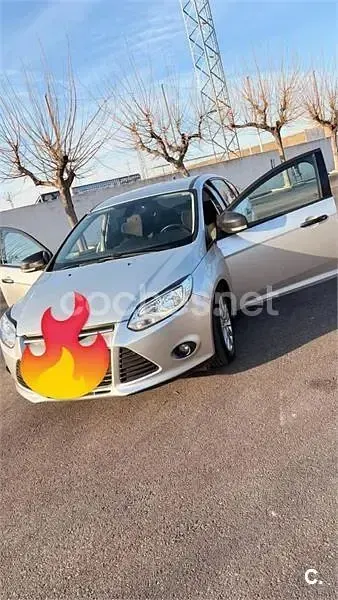Usado Ford Focus Trend 100 CV (73 kW) 2012 Gris / plata Berlina