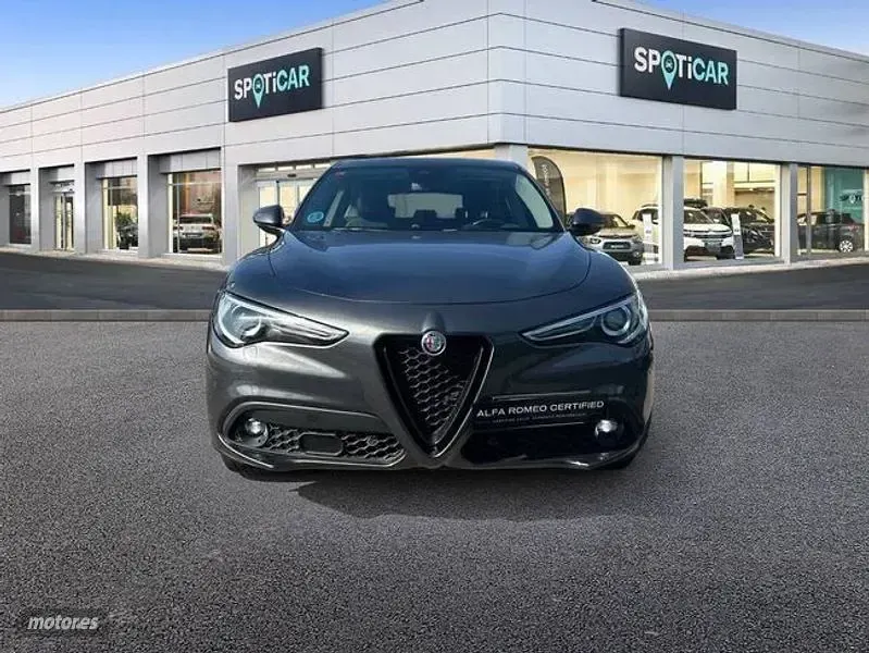 Usado Alfa Romeo Stelvio Sprint 190 CV (139 kW) 2021 Gris SUV