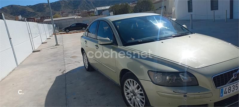 Usado Volvo S40 Momentum 140 CV (102 kW) 2004 Amarillo Berlina