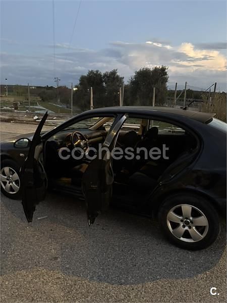 Usado Seat Leon Stella 105 CV (77 kW) 2004 Negro Utilitario