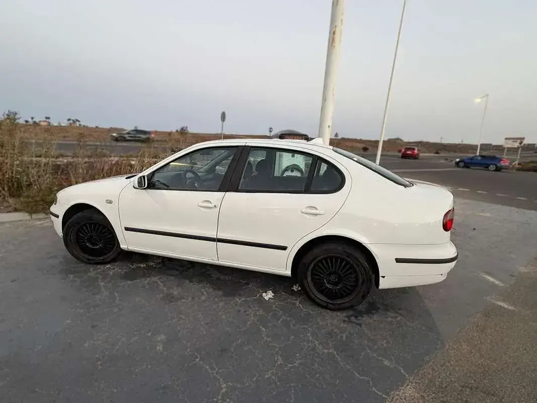 Usado Seat Toledo Stella 110 CV (80 kW) 2002 Blanco Berlina