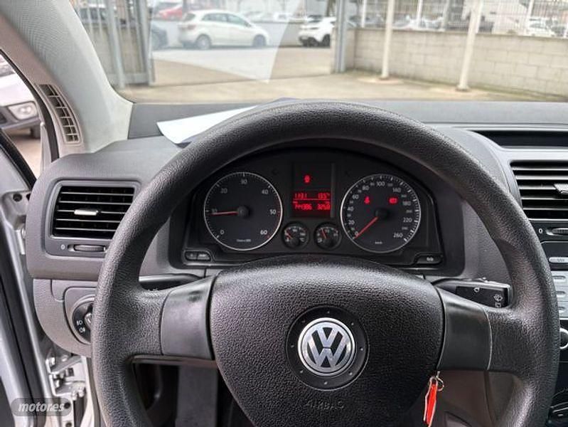 Usado VW Golf V Trendline 104 CV (76 kW) 2007 Plateado Berlina