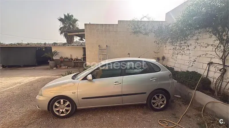 Usado Seat Ibiza 100 CV (73 kW) 2006 Gris / plata Utilitario