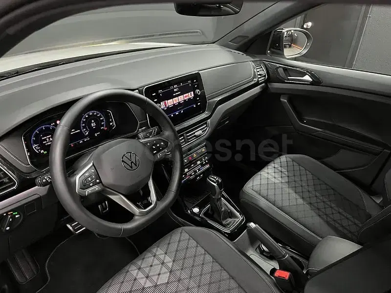 Usado VW T-Cross R-line 150 CV (110 kW) 2025 Gris / plata SUV