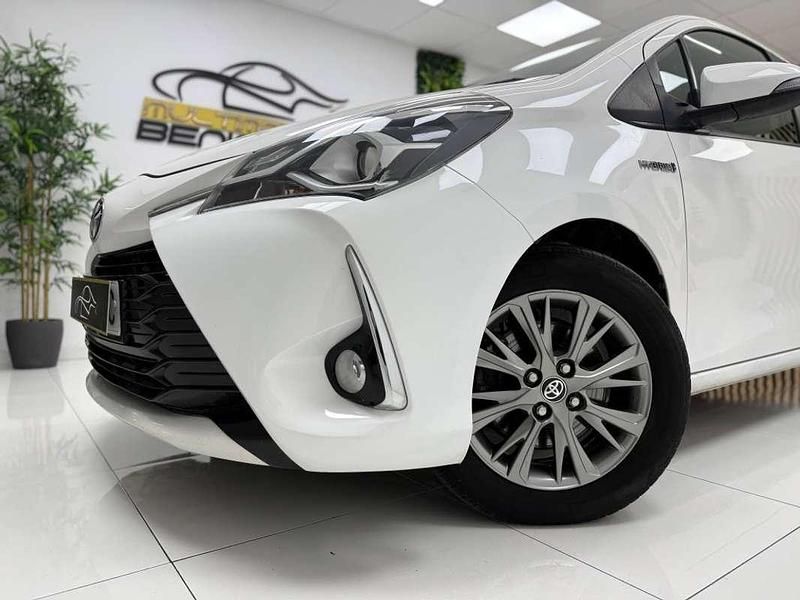 Usado Toyota Yaris Hybrid Active 99 CV (72 kW) 2019 Blanco Utilitario