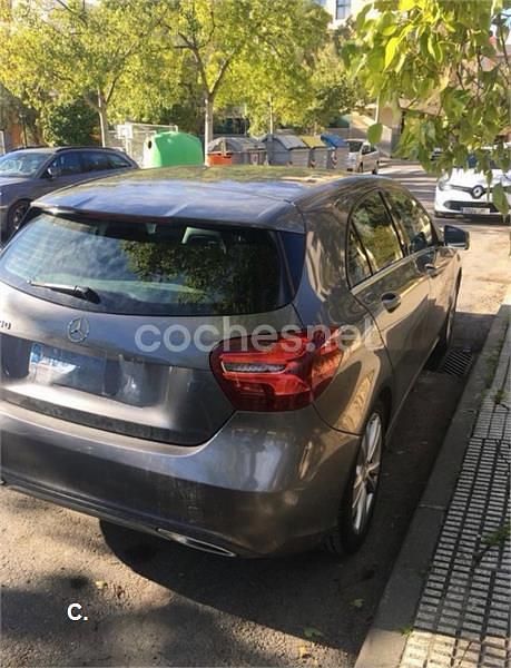 Usado Mercedes A180 Urban 109 CV (80 kW) 2016 Gris / plata Berlina