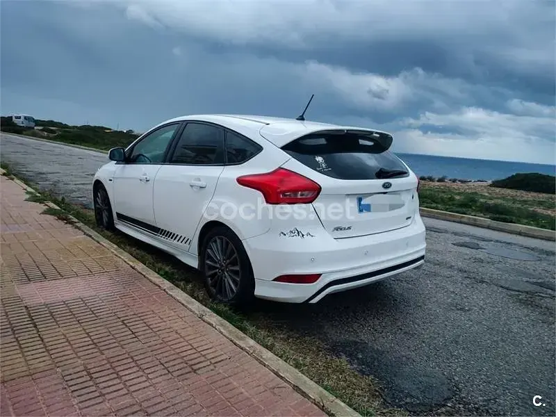 Usado Ford Focus ST-Line 125 CV (91 kW) 2018 Blanco Berlina