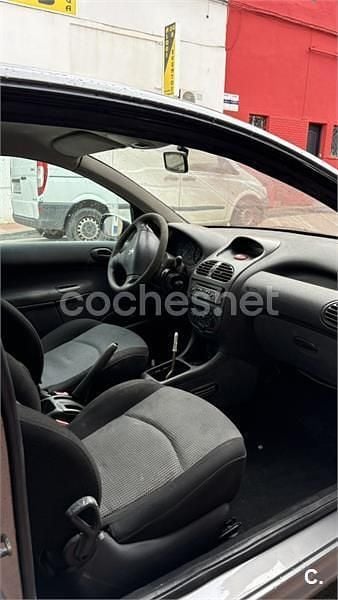 Usado Peugeot 206 70 CV (51 kW) 2002 Gris / plata Berlina