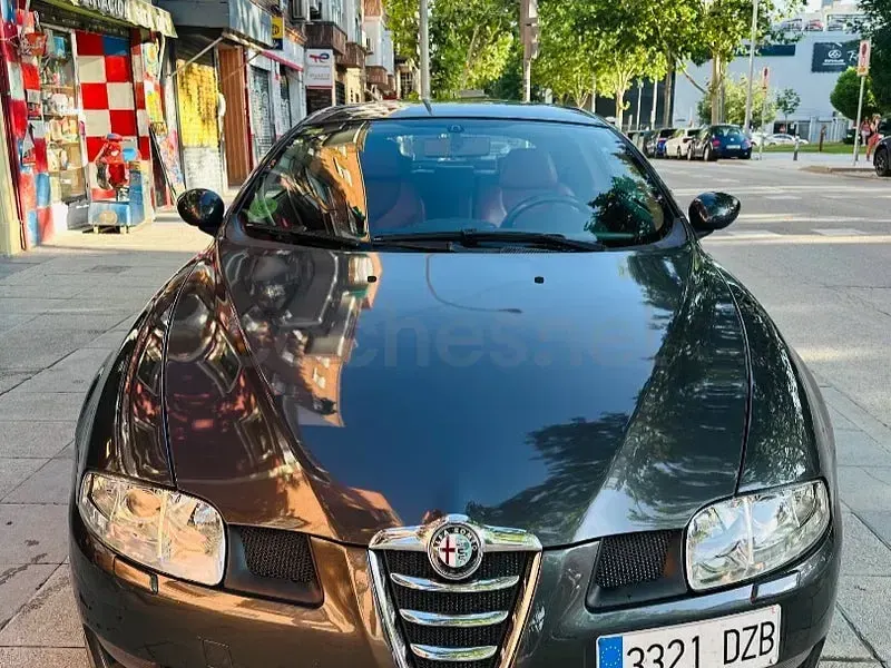 Usado Alfa Romeo GT Distinctive 240 CV (176 kW) 2006 Gris / plata Coupe