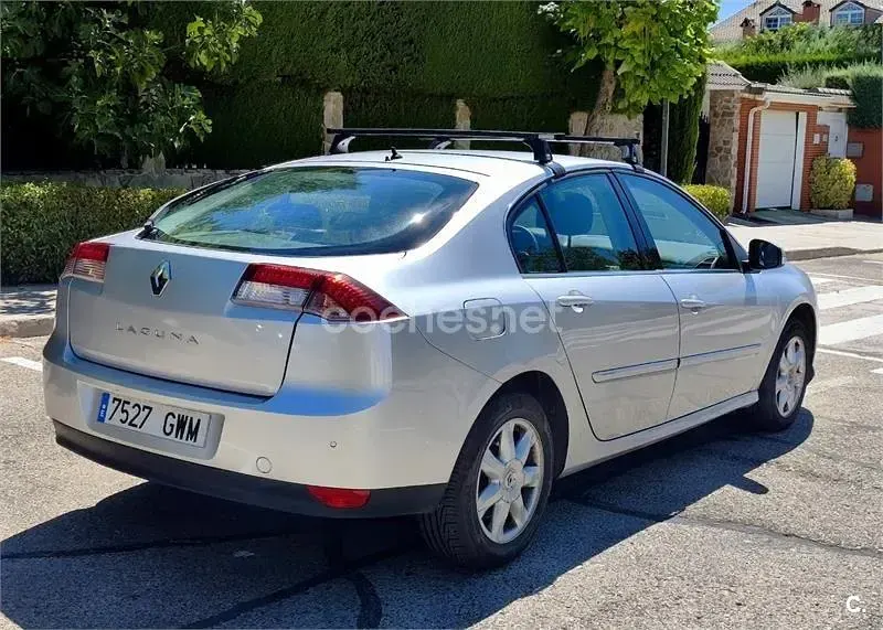 Usado Renault Laguna III Expression 110 CV (80 kW) 2010 Gris / plata Berlina