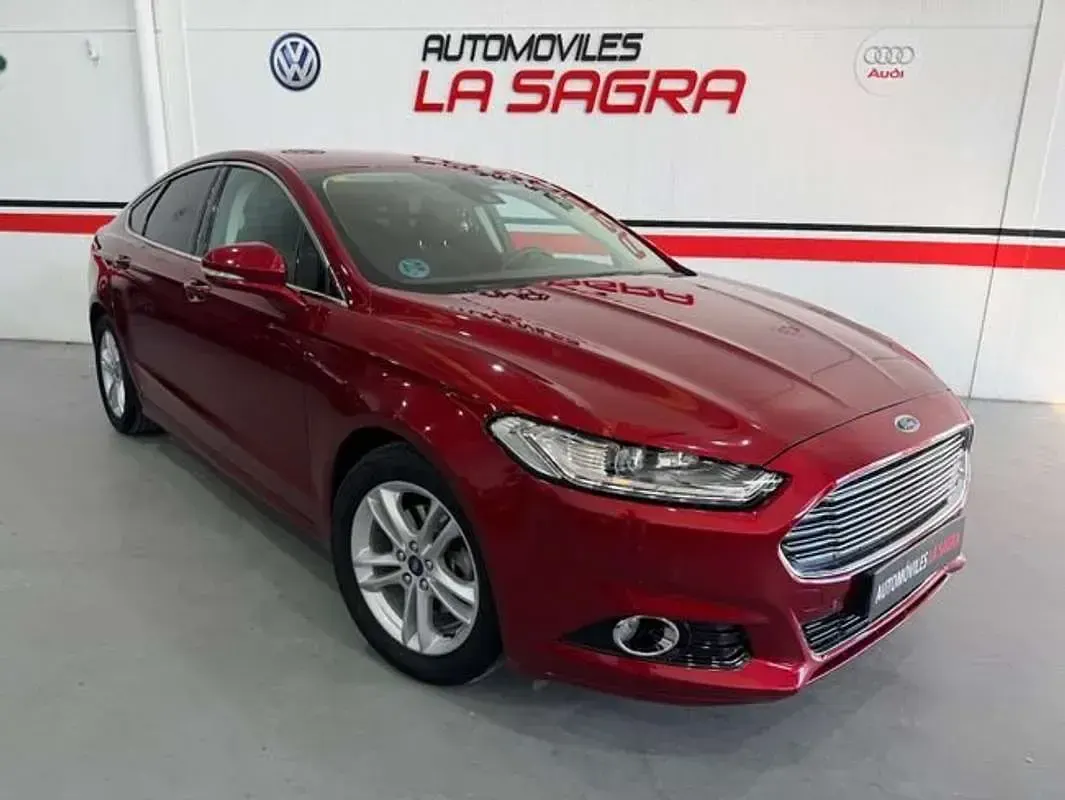 Usado Ford Mondeo Trend 160 CV (117 kW) 2015 Rojo Utilitario